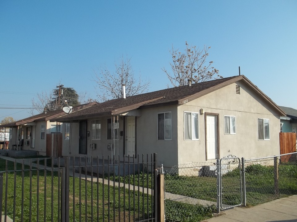 2208 Lake St in Bakersfield, CA - Foto de edificio