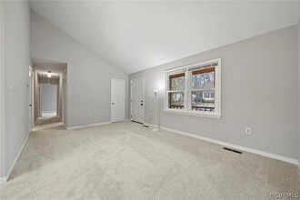 6006 Sara Kay Dr in North Chesterfield, VA - Foto de edificio - Building Photo
