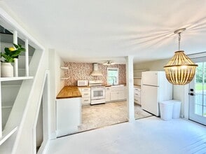 52 Old Dennett Rd in Kittery, ME - Building Photo - Building Photo
