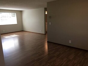 2500 W Irwin Way in Eugene, OR - Foto de edificio - Building Photo