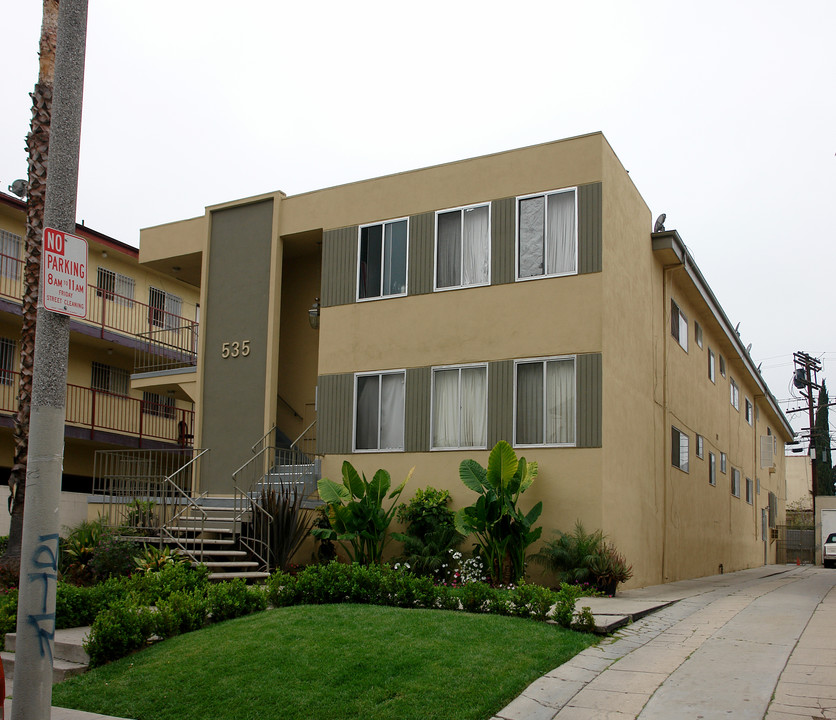 535 N Heliotrope Dr in Los Angeles, CA - Foto de edificio