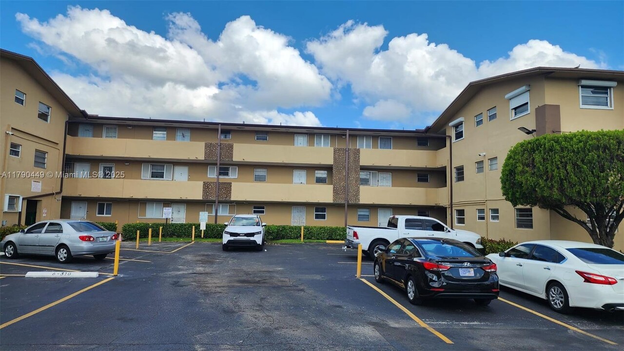 160 Royal Palm Rd in Hialeah Gardens, FL - Building Photo