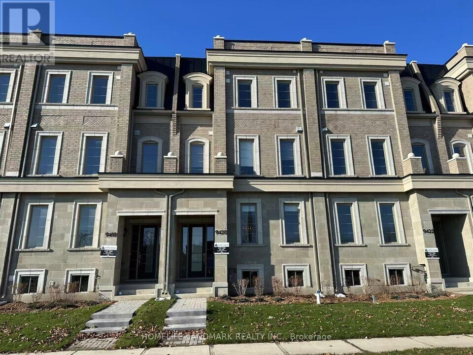 9420 Bayview Ave in Richmond Hill, ON - Building Photo