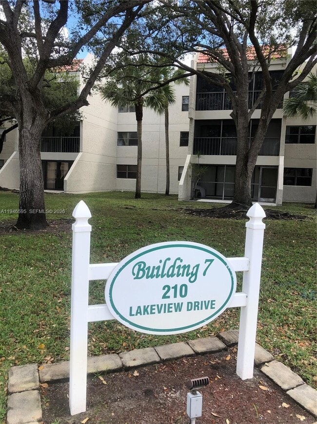 210 Lakeview Dr in Weston, FL - Building Photo - Building Photo
