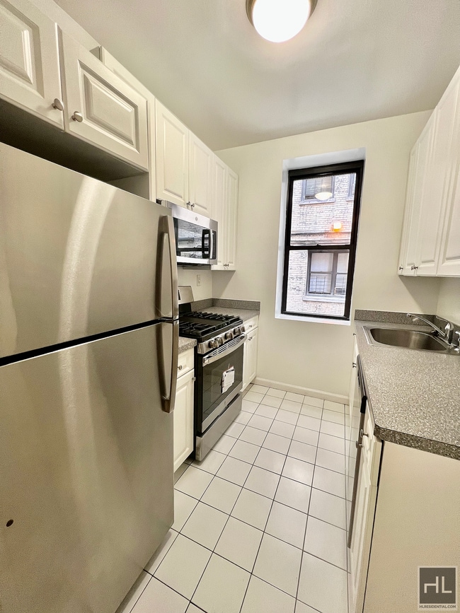 305 W 45th St