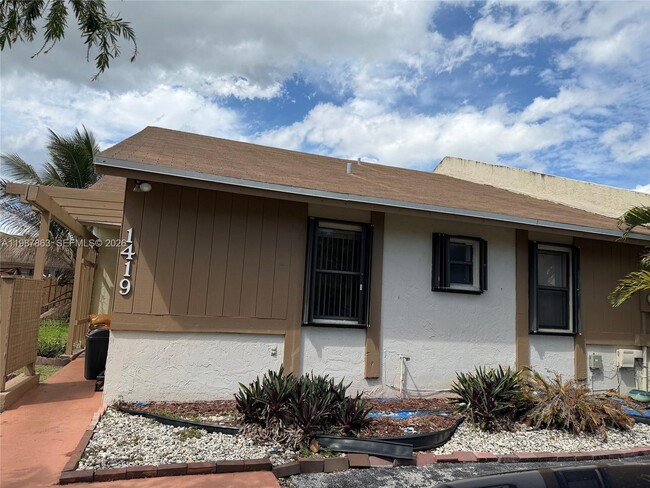 1419 Yellowthroat St in Homestead, FL - Building Photo - Building Photo