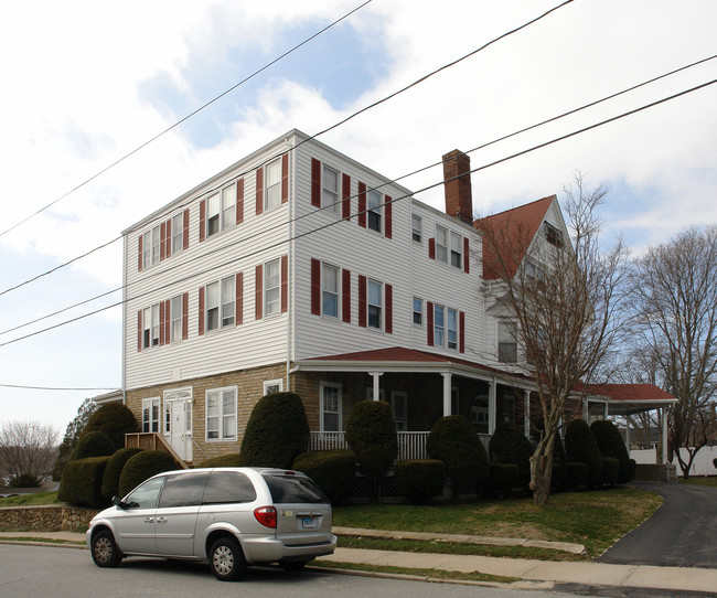 17 Greenway Rd in New London, CT - Foto de edificio - Building Photo