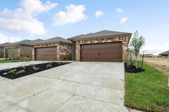 118 Samuel Dr in Mustang Ridge, TX - Building Photo - Building Photo