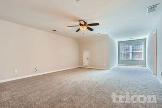 1012 Candela Ln in Smyrna, GA - Foto de edificio - Building Photo