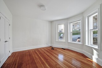 307 Medford St, Unit 305-2 in Somerville, MA - Foto de edificio - Building Photo