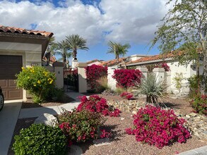 392 Desert Holly Dr in Palm Desert, CA - Building Photo - Building Photo