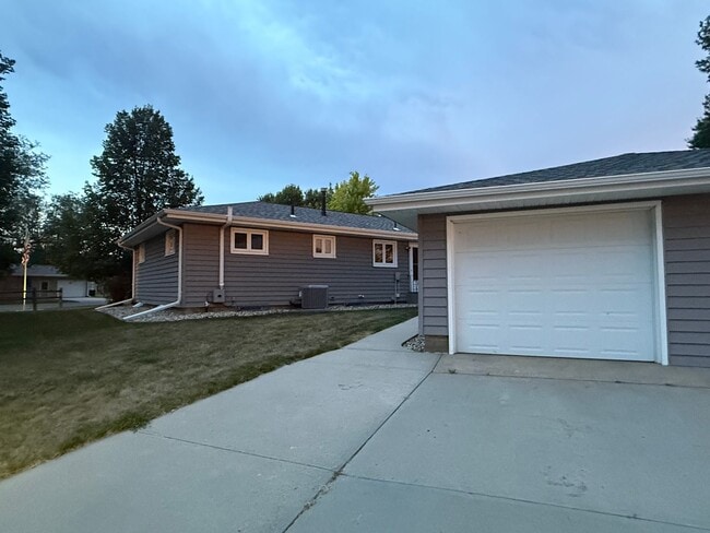 922 E 12th Ave in Mitchell, SD - Building Photo - Building Photo