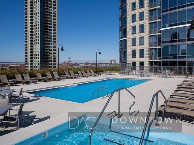 550 N Kingsbury St, Unit Convertible in Chicago, IL - Building Photo - Building Photo