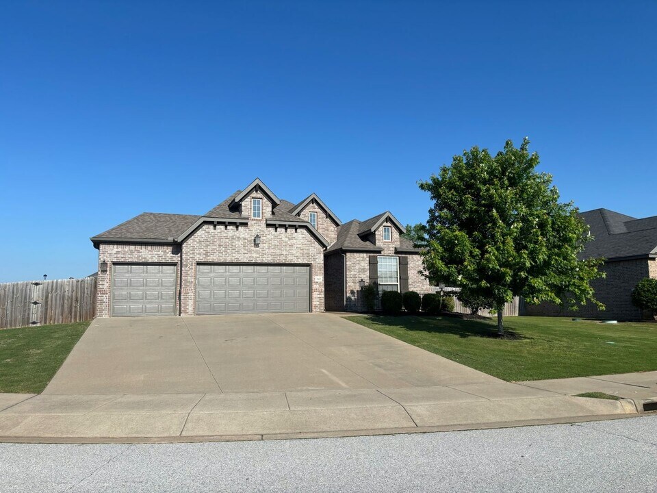 1800 Cavern Springs Way in Cave Springs, AR - Building Photo