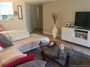 8343 Lake Dr-Unit -301 in Doral, FL - Building Photo - Building Photo