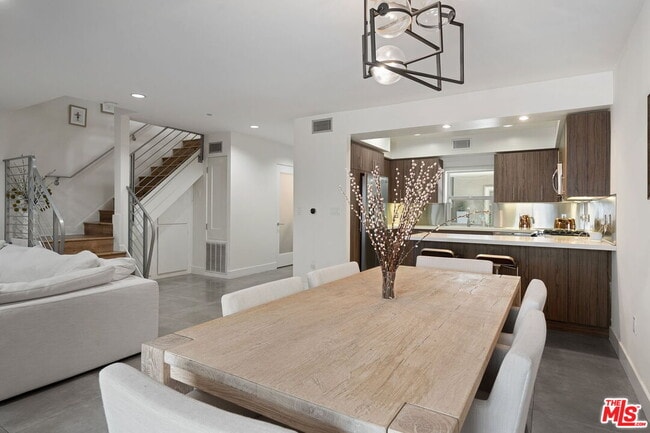 11023 Fruitland Dr in Los Angeles, CA - Building Photo - Building Photo