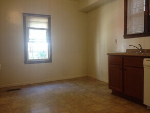 2570 N Newhall St, Unit LOWER in Milwaukee, WI - Building Photo - Building Photo