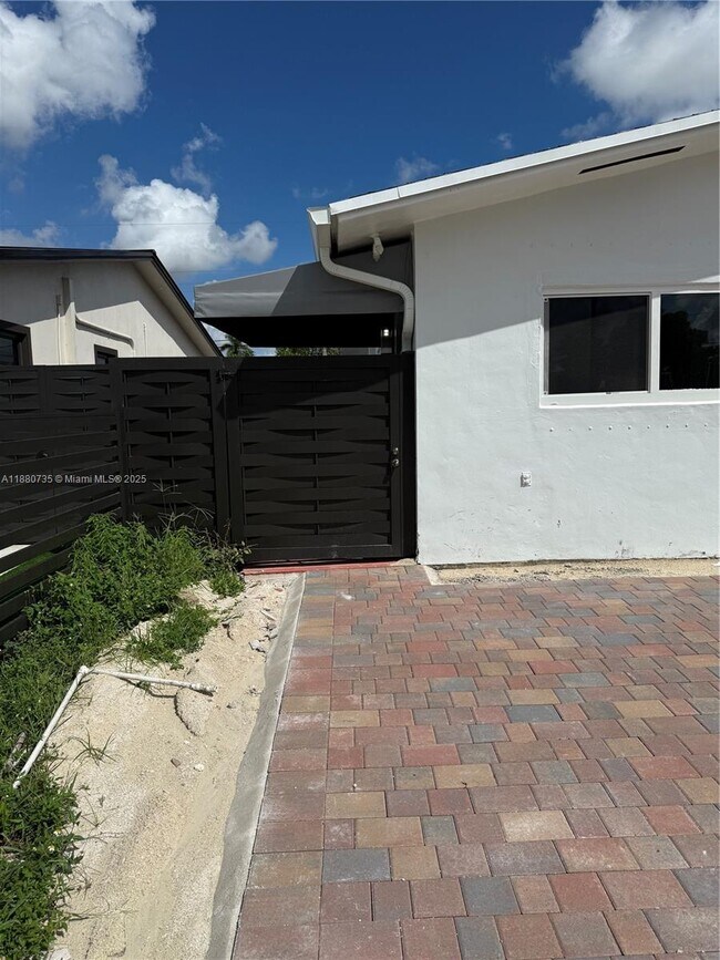 841 W 50th St in Hialeah, FL - Building Photo - Building Photo