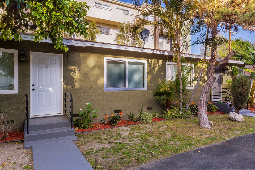 10941 Bloomfield St in North Hollywood, CA - Building Photo