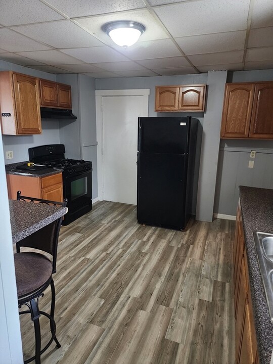 13 Sackett St in Westfield, MA - Building Photo