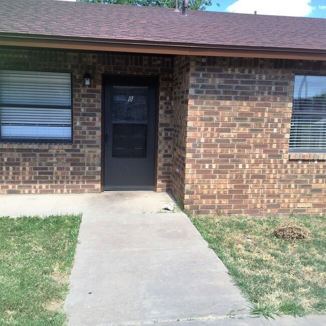 property at 921 W 15th Ln
