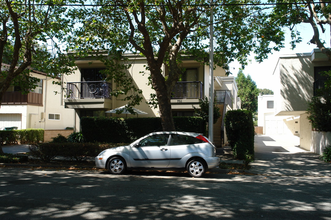 701 Highland Ave in San Mateo, CA - Building Photo