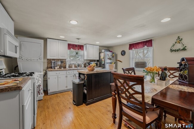 349 Naubuc Ave in Glastonbury, CT - Building Photo - Building Photo