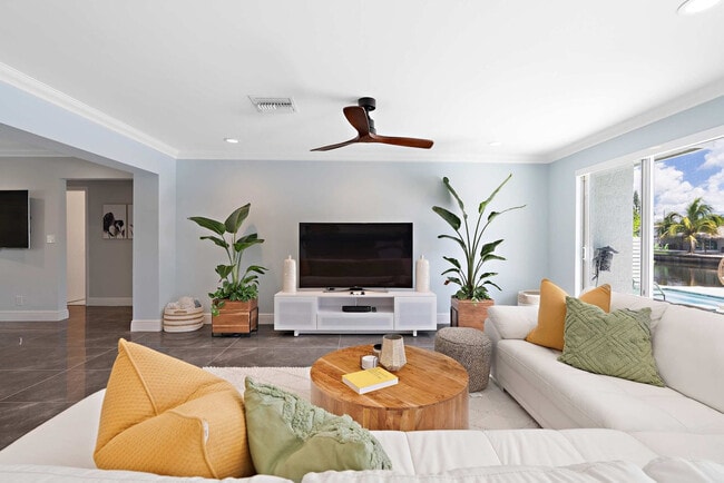 2001 NW 36th St in Oakland Park, FL - Foto de edificio - Building Photo