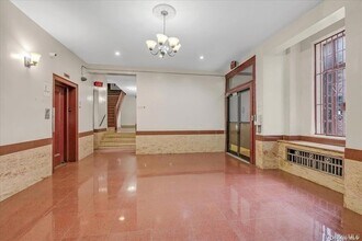 43-33 48th St, Unit 1A in Queens, NY - Foto de edificio - Building Photo