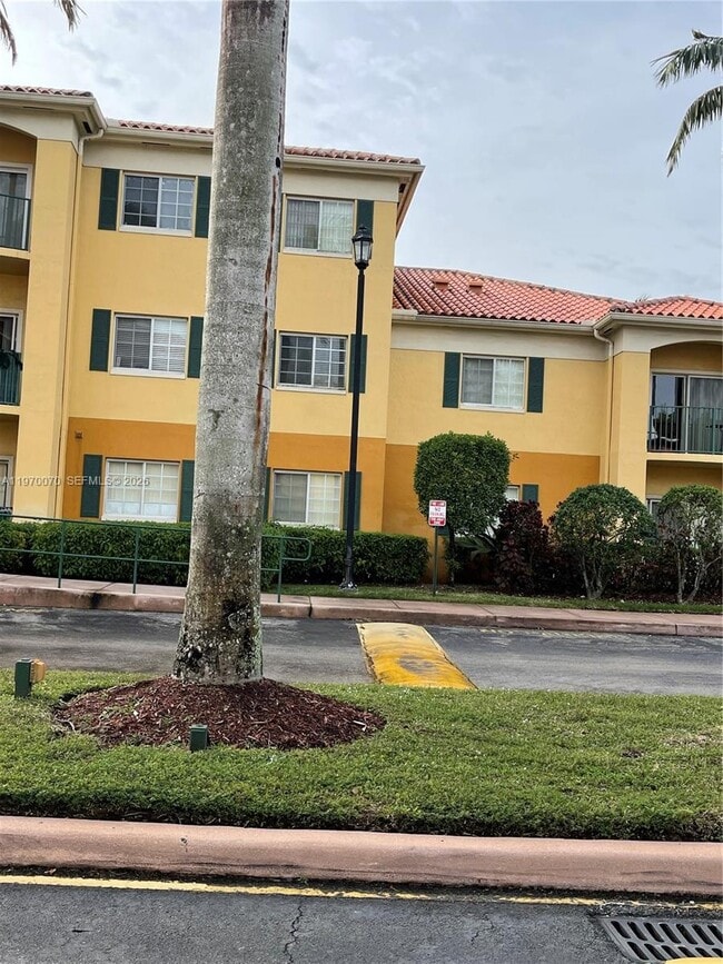 7240 NW 114th Ave in Doral, FL - Foto de edificio - Building Photo