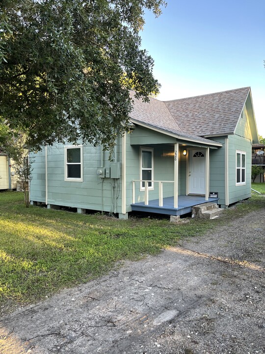 228 Hugh St in Sinton, TX - Building Photo