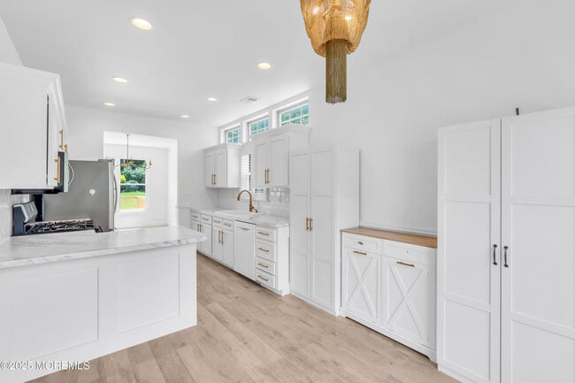 property at 19 Longbrook Ln