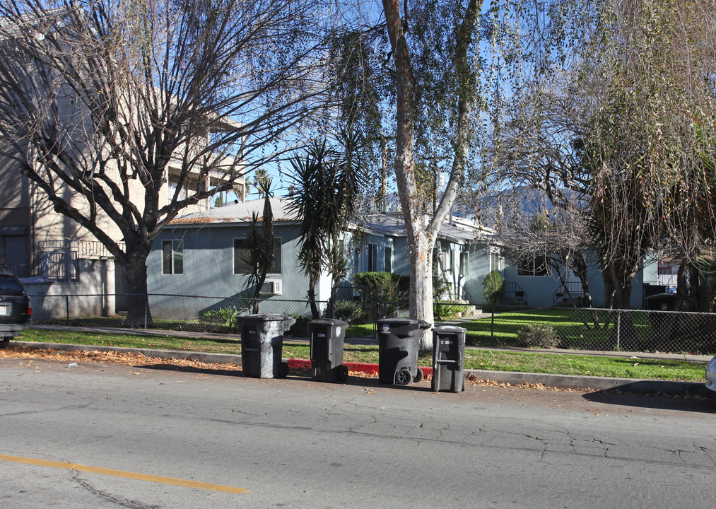 418 S Verdugo Dr in Burbank, CA - Foto de edificio