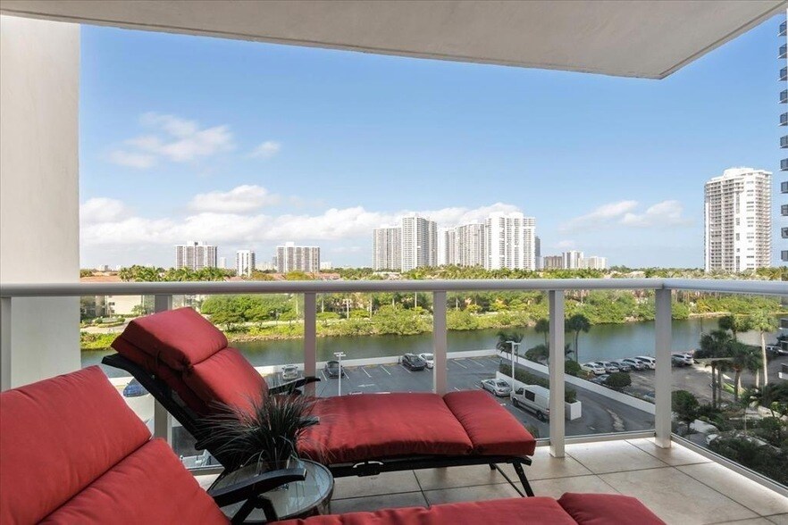 3675 N Country Club Dr, Unit 602 in Aventura, FL - Foto de edificio