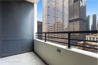 235 W Van Buren St, Unit 2421 in Chicago, IL - Foto de edificio - Building Photo