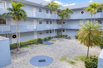 1755 W 60th St, Unit D212 in Hialeah, FL - Building Photo - Building Photo