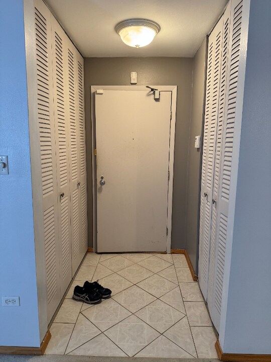 6139 Knoll Wood Rd in Willowbrook, IL - Foto de edificio