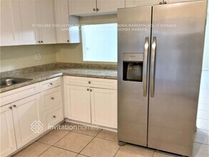 5493 Thurston Ave in Greenacres, FL - Foto de edificio - Building Photo