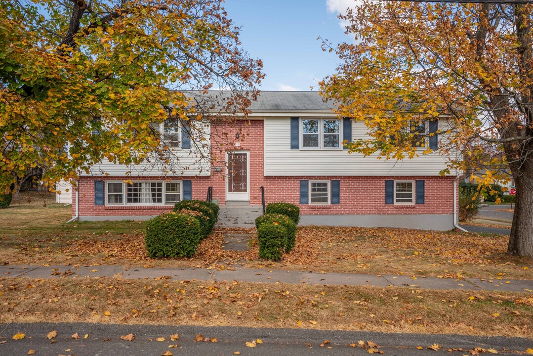 11 Glenn Ln in West Hartford, CT - Building Photo