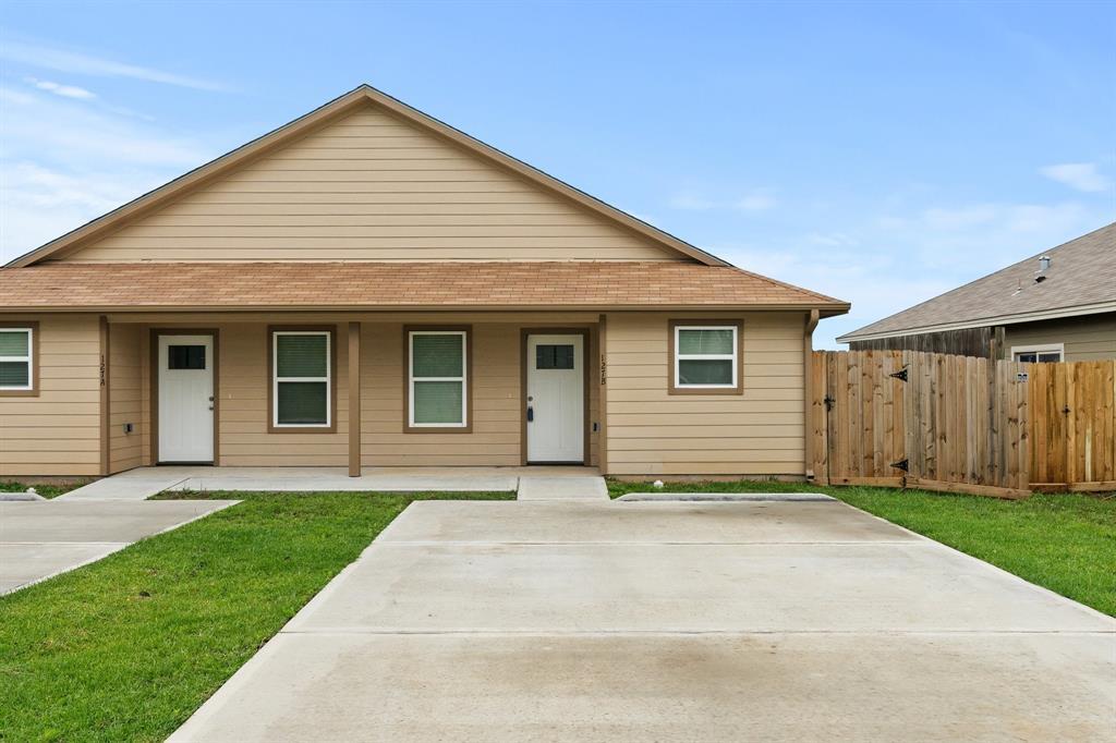 111 S Bend Ct in Willis, TX - Building Photo