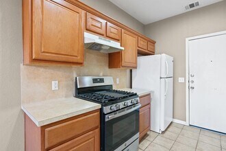 7502 Lazy Creek Dr in Austin, TX - Building Photo - Building Photo