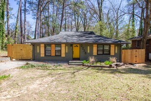 2258 Bryant Dr in Atlanta, GA - Building Photo
