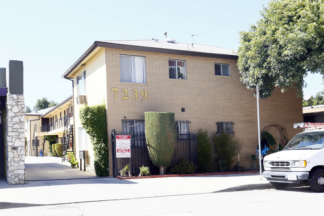 7239 Alabama Ave in Canoga Park, CA - Building Photo