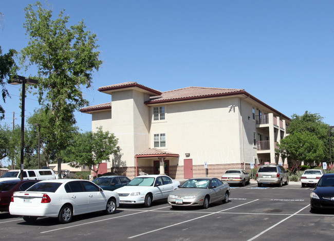 Manistee Manor in Glendale, AZ - Building Photo - Building Photo