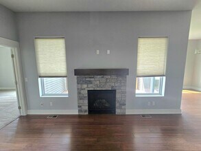 7833 Hayek Dr in Lincoln, NE - Foto de edificio - Building Photo