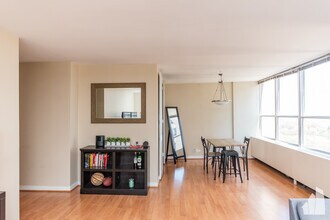 655 Irving in Chicago, IL - Building Photo - Building Photo