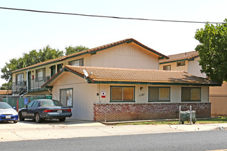 Evergreen Apartments in Merced, CA - Building Photo - Building Photo