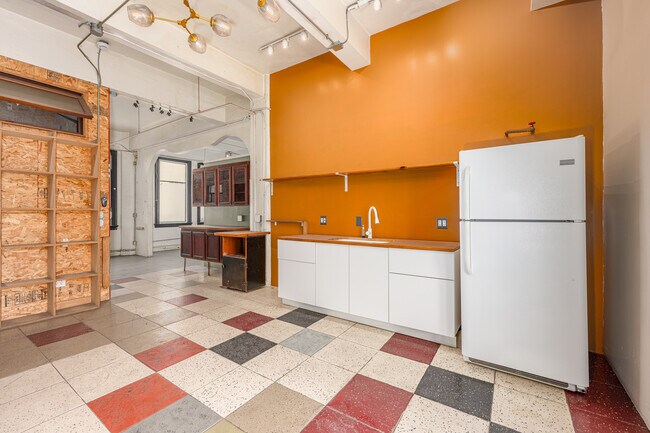 725-729 S Spring St in Los Angeles, CA - Building Photo - Interior Photo