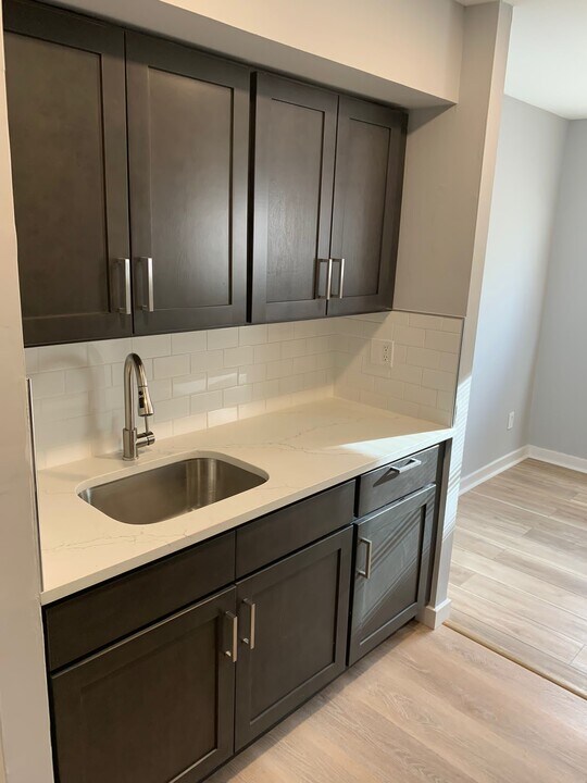 402 W Walnut Ln in Philadelphia, PA - Building Photo