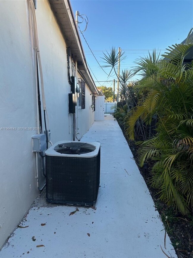 1275 W 31st St in Hialeah, FL - Building Photo - Building Photo